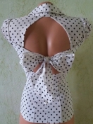 Блузка в горошек с открытой спиной 
